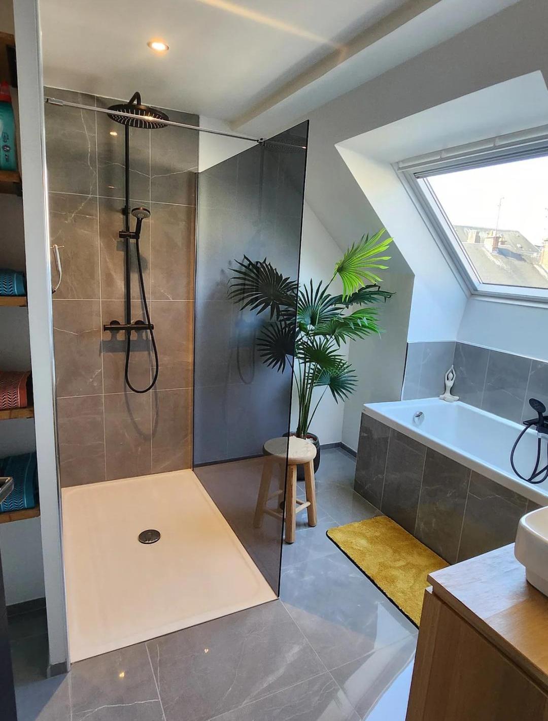 Salle de bain douche baignoire luxe location airbnb amiens